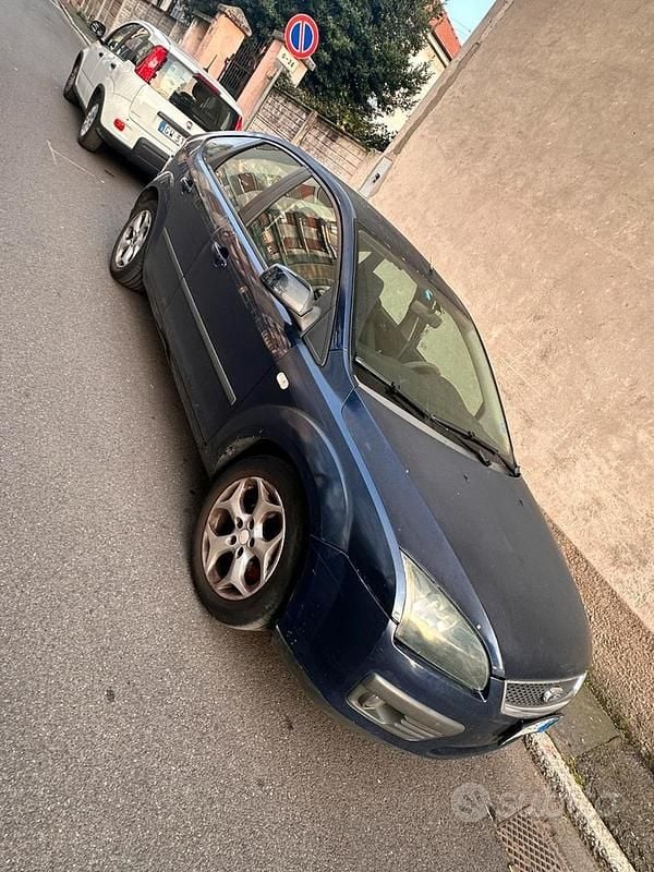 Begagnad Ford Focus 90 HK (66 kW) 2006 Blå Sedan