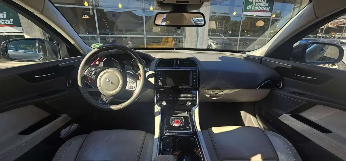 Usata Jaguar XE Business Edition 179 CV (131 kW) 2015 Grigio Berlina