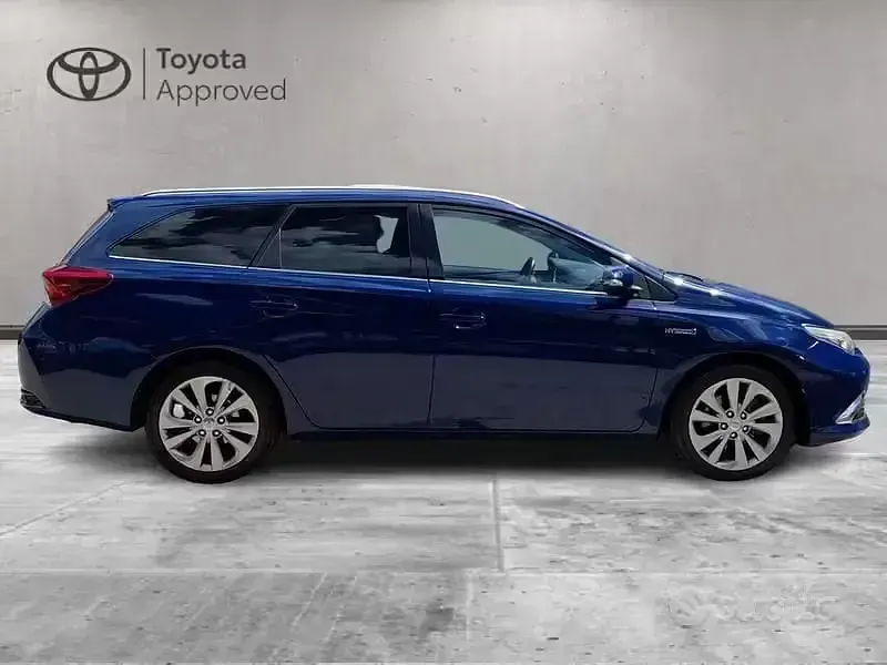 Usata Toyota Auris Hybrid Lounge 2017 Blu Station wagon