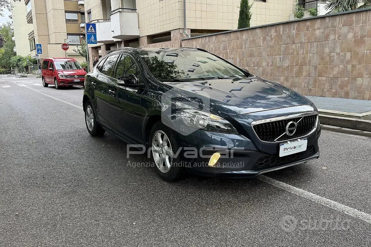 Usata Volvo V40 Plus 152 CV (111 kW) 2018 Nero Utilitaria