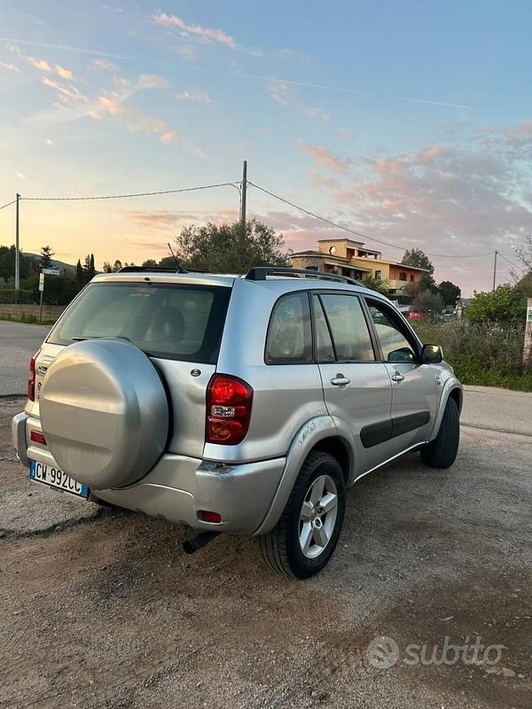 Usata Toyota RAV4 116 CV (85 kW) 2005 Grigio SUV