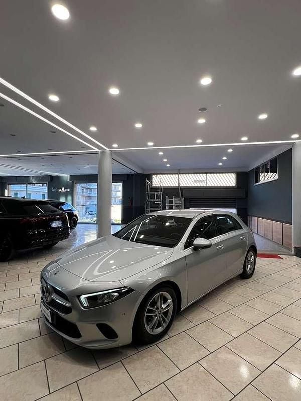 Grigio Usata 2019 Mercedes A180 Executive Tre volumi | 17.900 € (Buon prezzo) - Immagine 1/4
