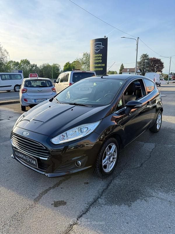 Usata Ford Fiesta 75 CV (55 kW) 2013 Nero Utilitaria