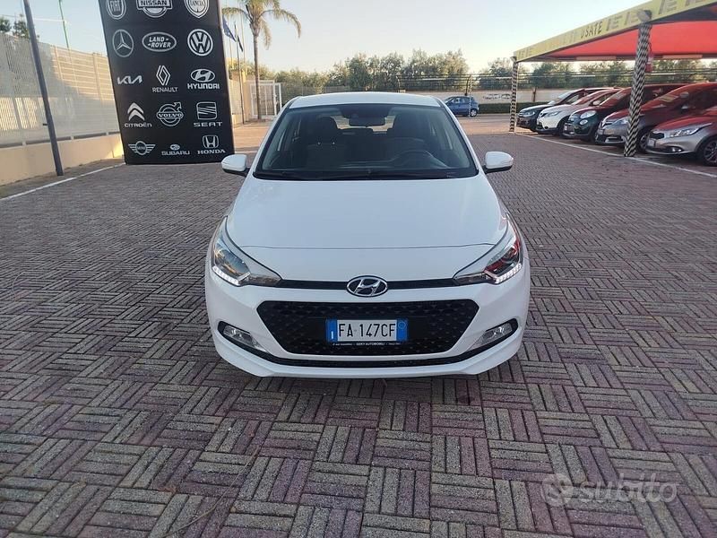 Usata Hyundai i20 Style 75 CV (55 kW) 2015 Bianco Berlina