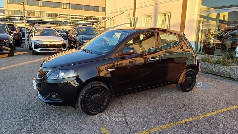 Usata Lancia Ypsilon Silver 69 CV (50 kW) 2022 Nero Utilitaria