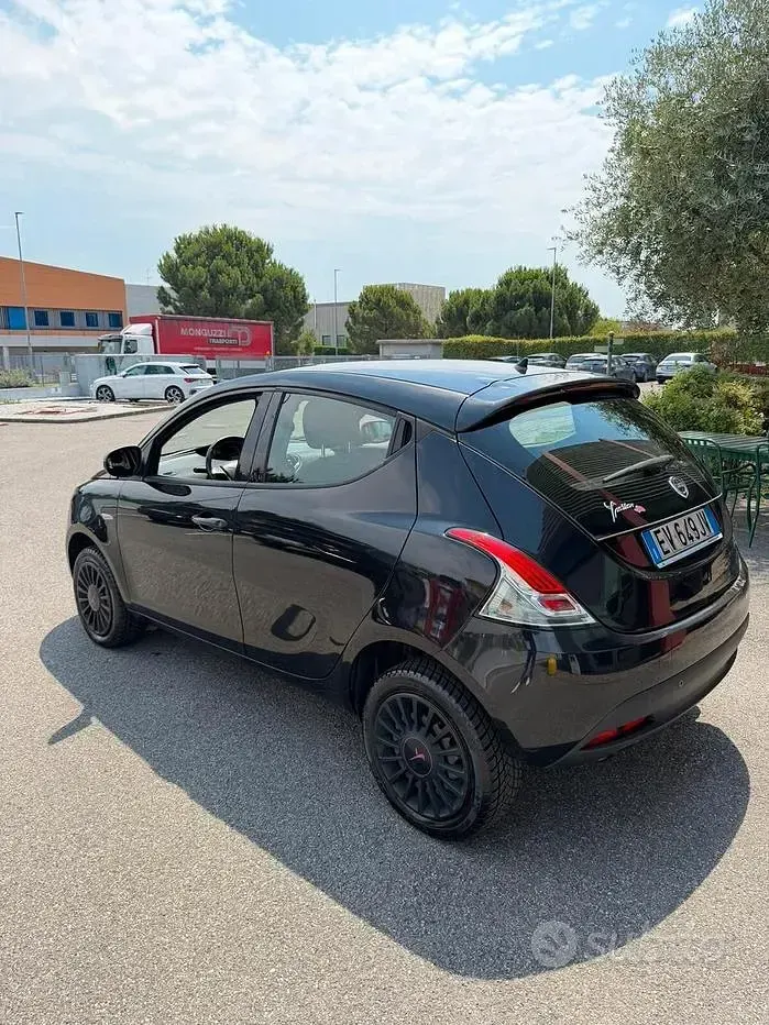Usata Lancia Ypsilon 80 CV (58 kW) 2014 Nero Utilitaria