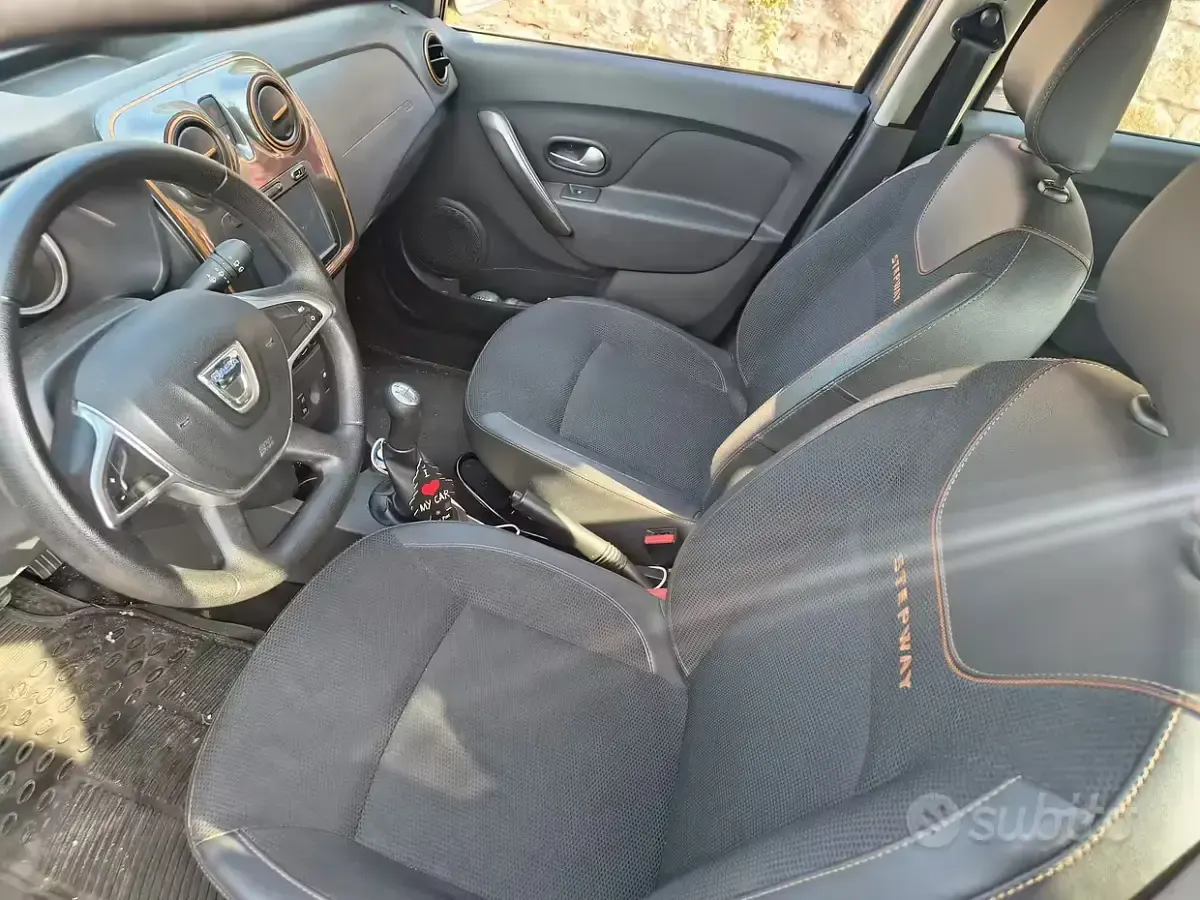 Usata Dacia Sandero 90 CV (66 kW) 2017 Grigio Berlina