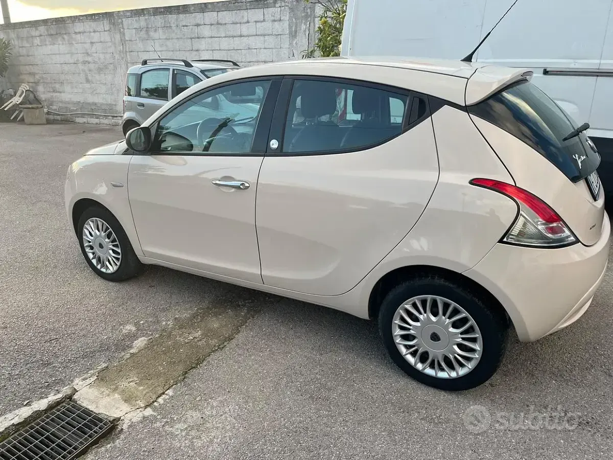 Usata Lancia Ypsilon Gold 69 CV (50 kW) 2017 Utilitaria