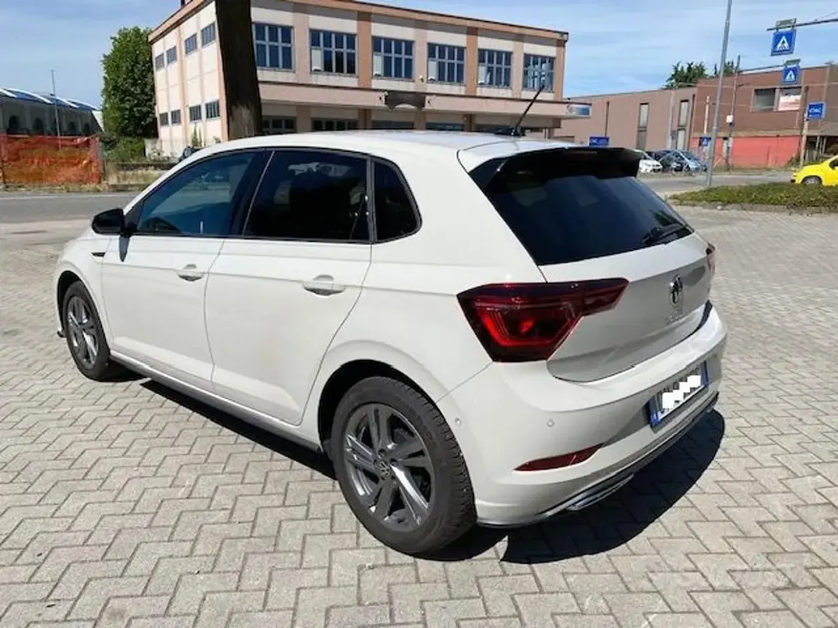 Usata VW Polo R-line 95 CV (69 kW) 2023 Beige Utilitaria