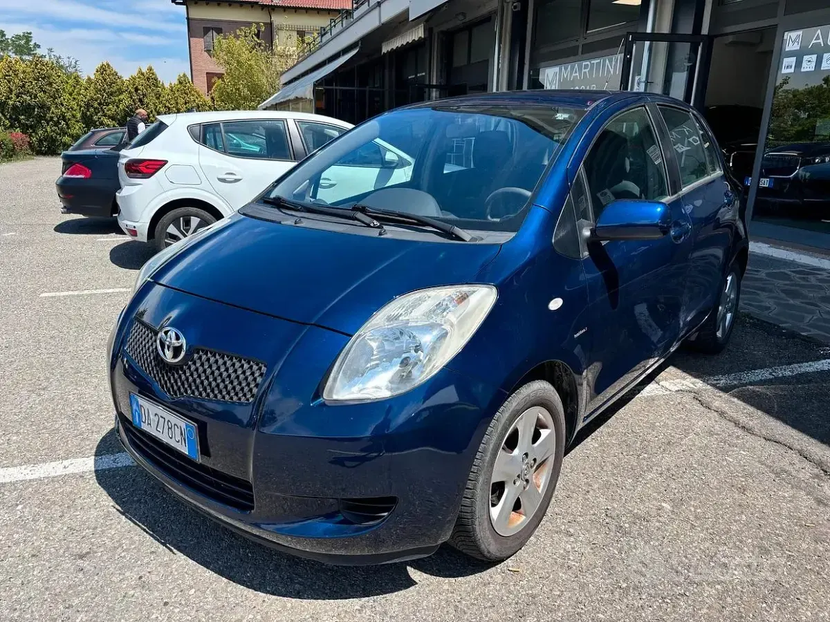 Usata Toyota Yaris Sol 69 CV (50 kW) 2006 Blu Berlina