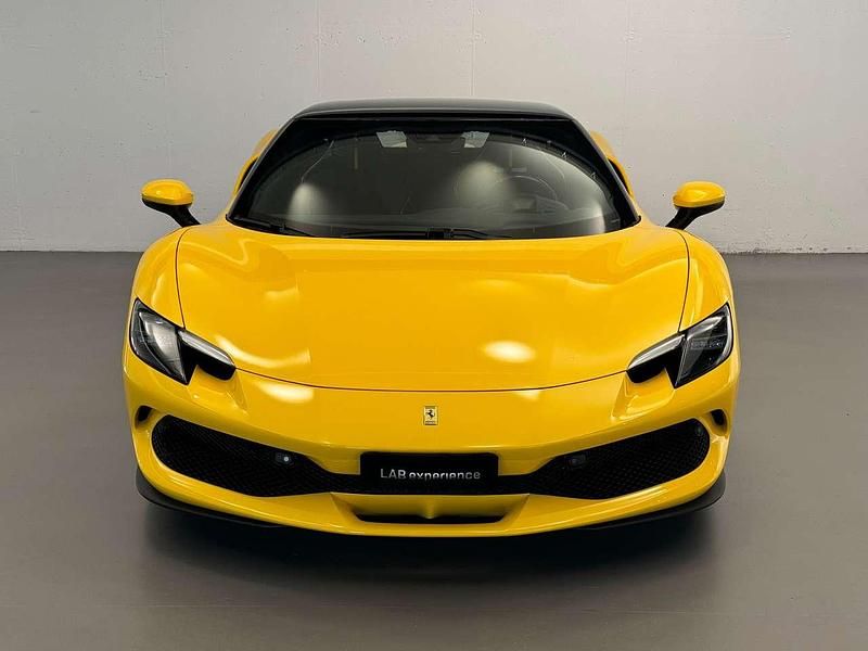 Usata Ferrari 296 663 CV (487 kW) 2023 Giallo modena Coupé