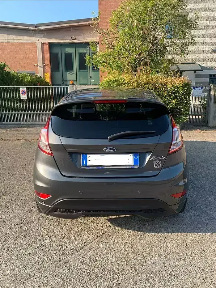 Usata Ford Fiesta ST-Line 75 CV (55 kW) 2017 Grigio Utilitaria