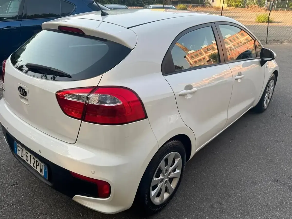 Usata Kia Rio 83 CV (61 kW) 2016 Bianco Utilitaria
