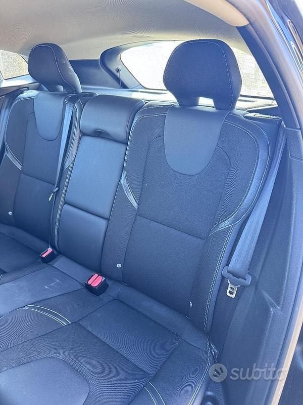 Usata Volvo V40 114 CV (83 kW) 2014 Nero Berlina