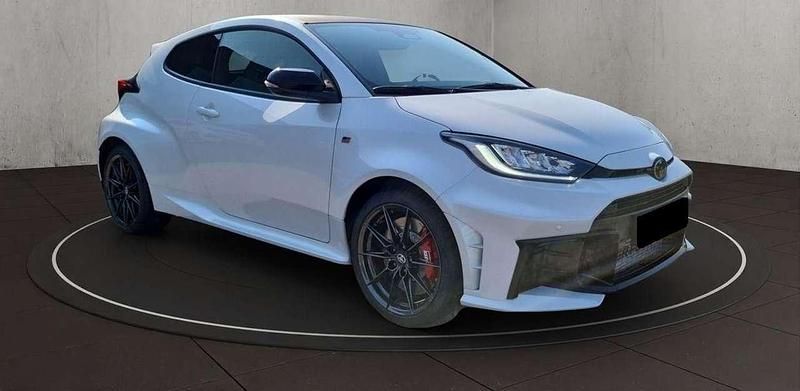 Usata Toyota Yaris 280 CV (205 kW) 2024 Bianco Utilitaria