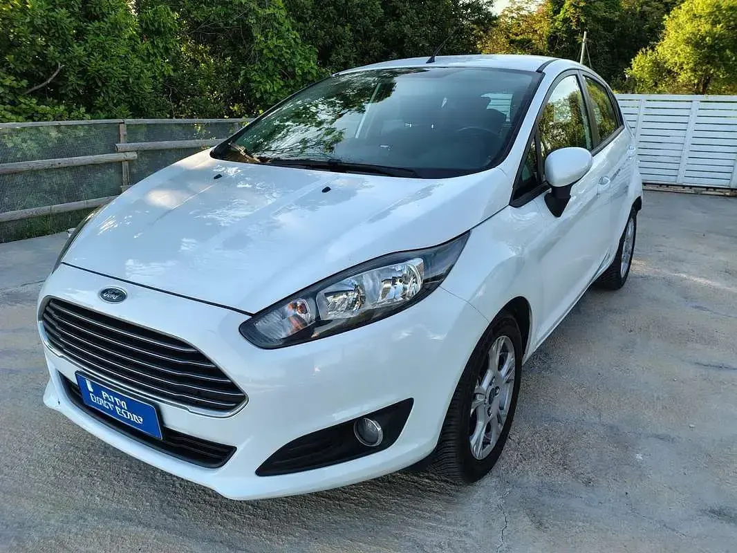 Usado Ford Fiesta Business Edition 105 HP (77 kW) 2013 Branco Sedan