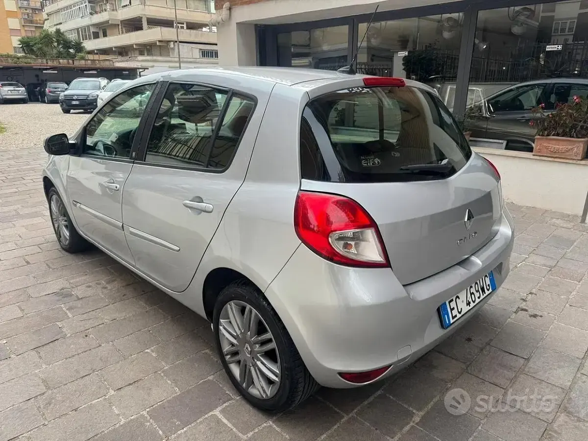 Usata Renault Clio Luxe 101 CV (74 kW) 2011 Grigio Utilitaria