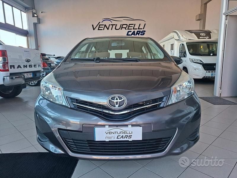 Usata Toyota Yaris Active 69 CV (50 kW) 2013 Grigio Utilitaria