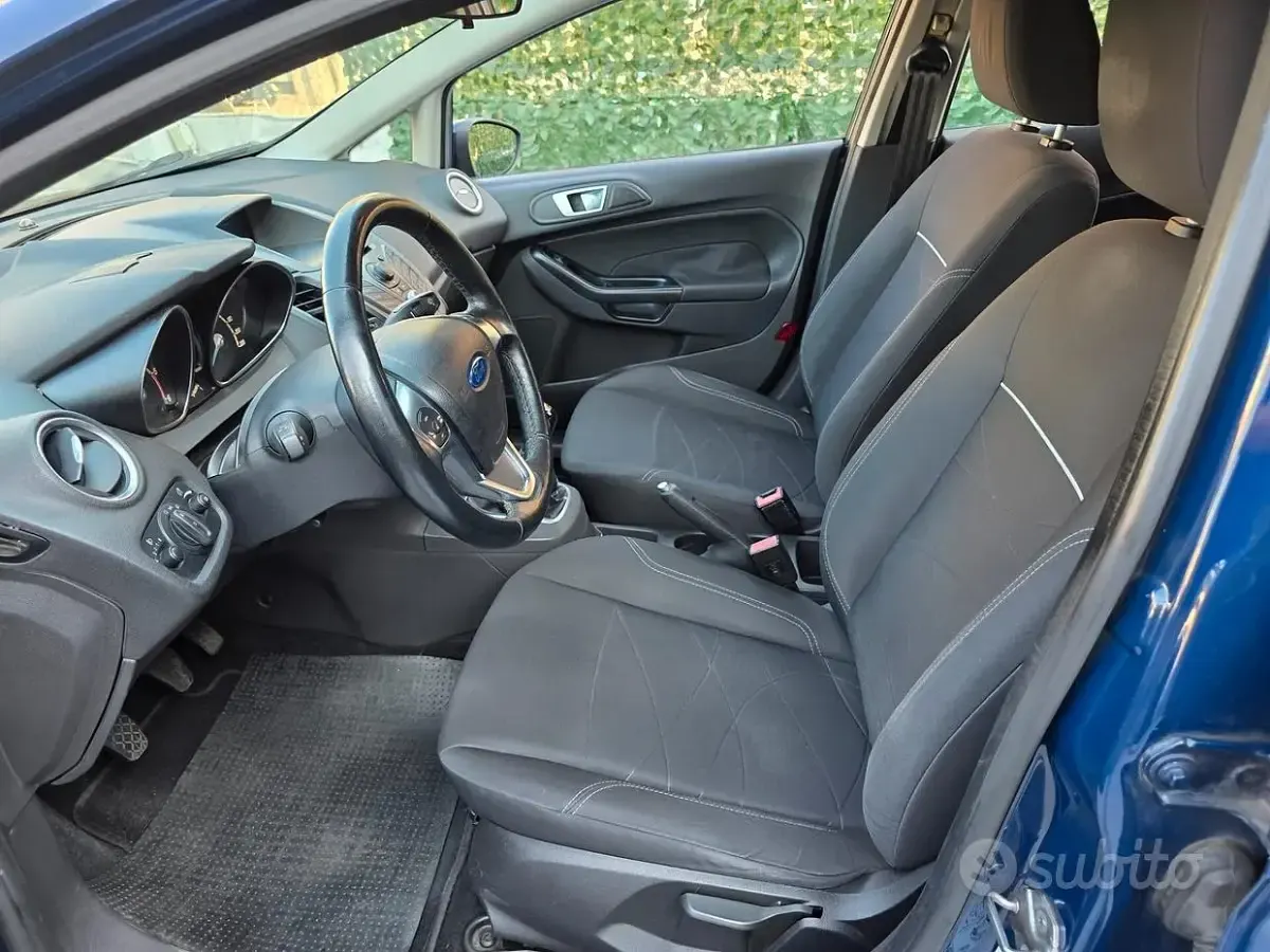 Usata Ford Fiesta 75 CV (55 kW) 2015 Blu Utilitaria