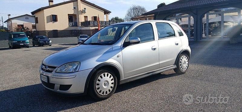 Grigio Usata 2004 Opel Corsa Enjoy Tre volumi | 700 € (Ottimo prezzo) - Immagine 1/4