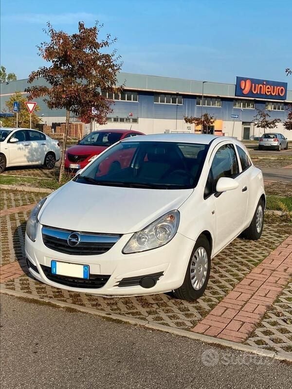 Usata Opel Corsa Edition 75 CV (55 kW) 2011 Bianco Berlina