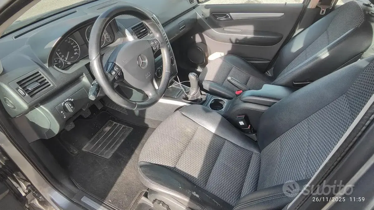 Usata Mercedes A180 Avantgarde 109 CV (80 kW) 2010 Grigio Berlina