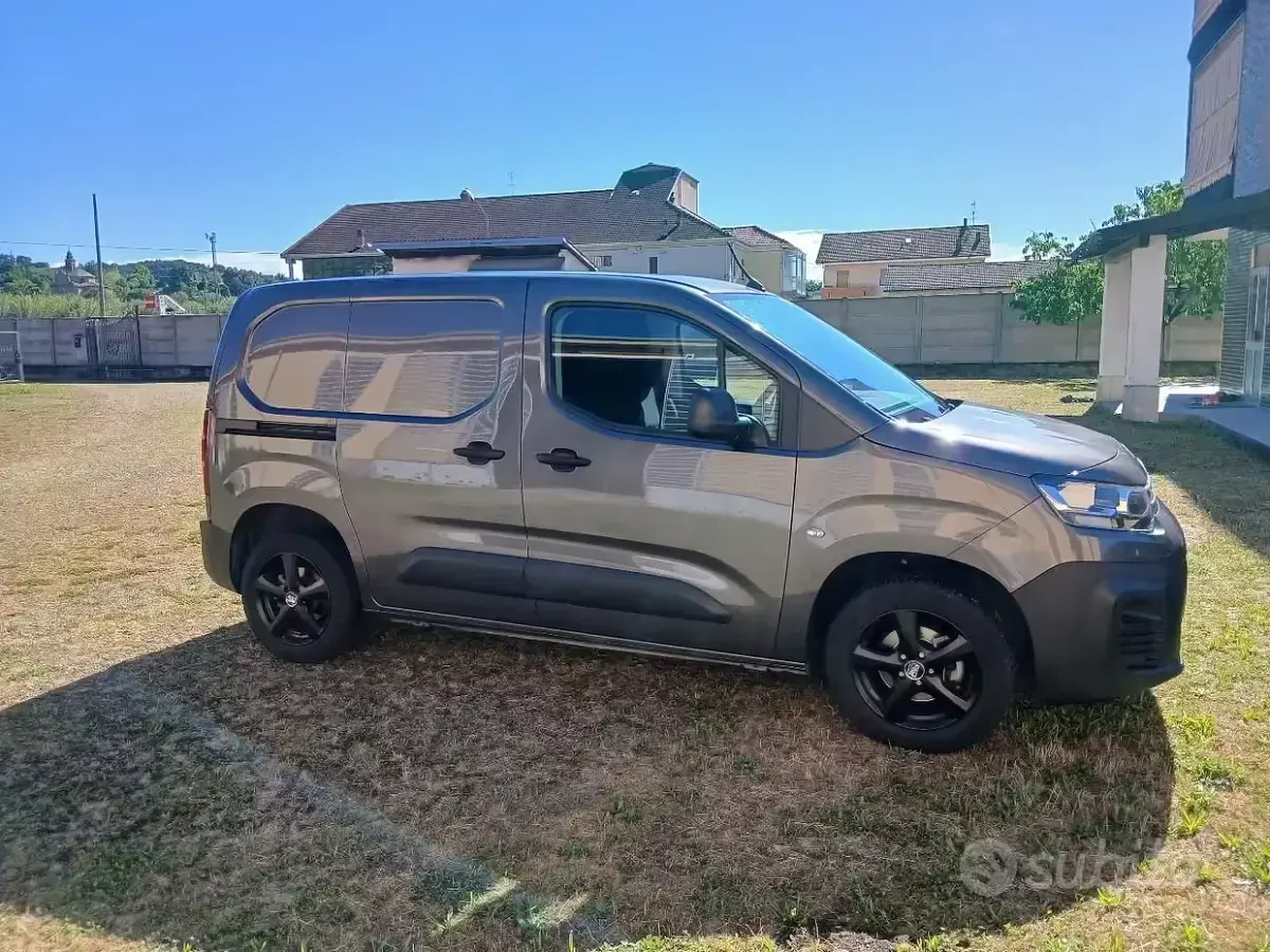 Usata Citroën Berlingo 102 CV (75 kW) 2021 Grigio Monovolume