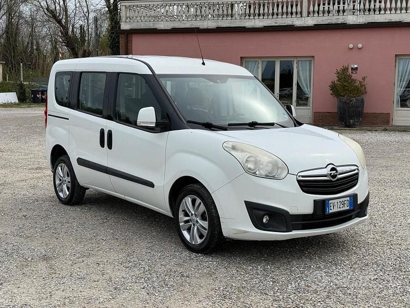 Usata Opel Combo Cosmo 105 CV (77 kW) 2014 Bianco Monovolume