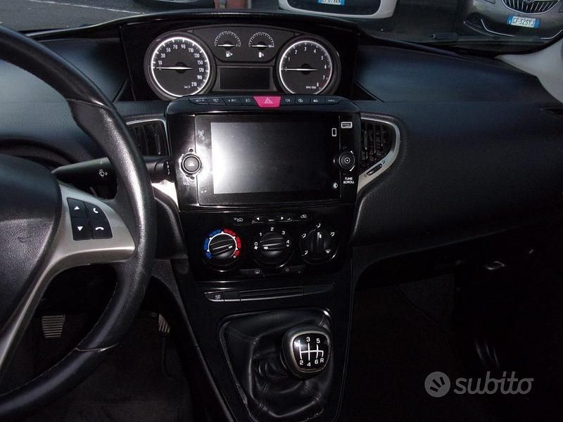 Usata Lancia Ypsilon Gold 69 CV (50 kW) 2023 Grigio Utilitaria