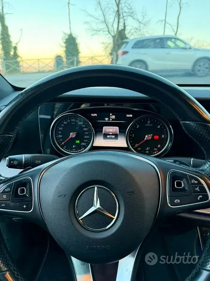 Usata Mercedes E220 194 CV (142 kW) 2019 Nero Berlina