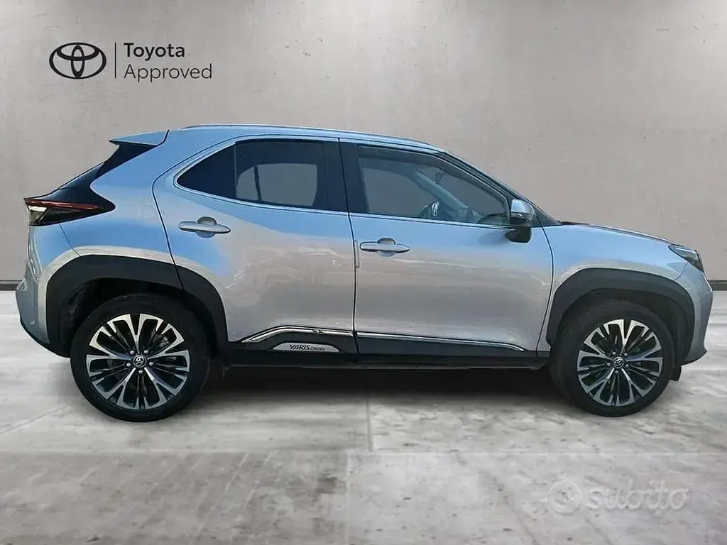 Usata Toyota Yaris Cross Lounge 116 CV (85 kW) 2022 Argento SUV