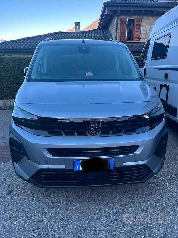 Grigio Nuova 2025 Peugeot Rifter Allure Monovolume | 27.500 € (Cara) - Immagine 1/2