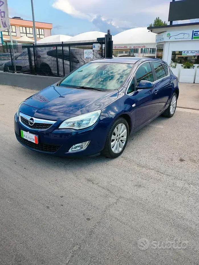 Usata Opel Astra Cosmo 140 CV (102 kW) 2010 Blu Berlina