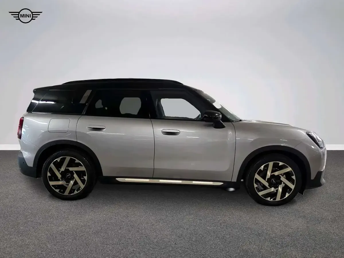 Usata Mini Countryman Favoured 150 kW (204 CV) 2026 Grigio SUV