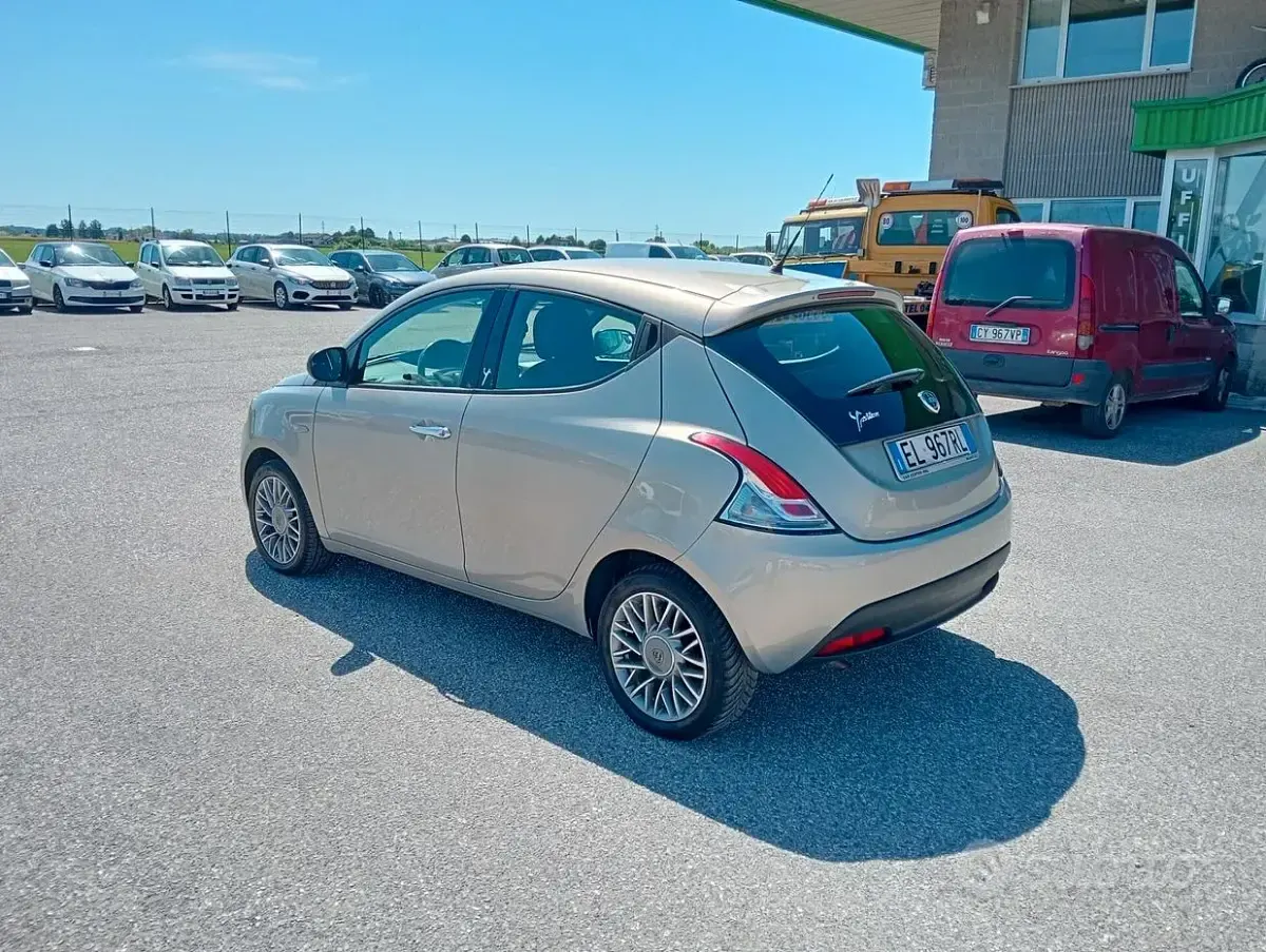 Usata Lancia Ypsilon Gold 85 CV (62 kW) 2012 Beige Utilitaria