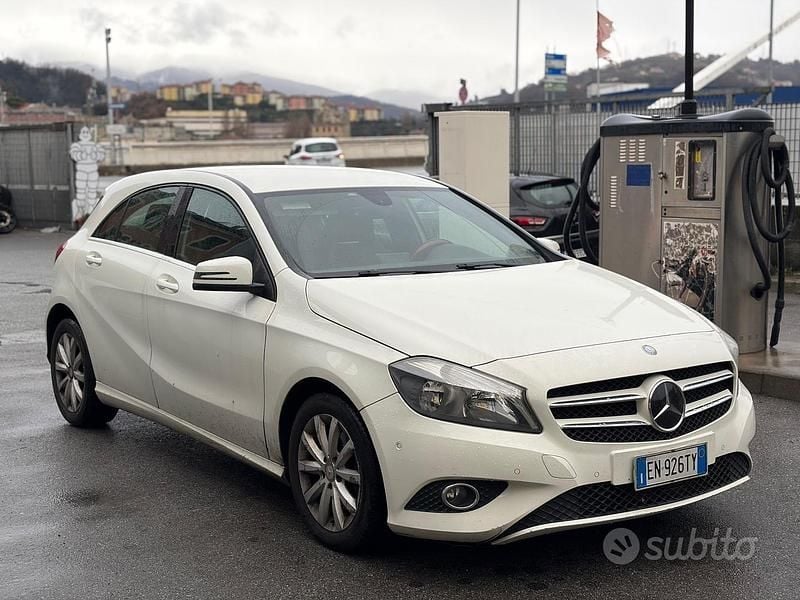 Bianco Usata 2013 Mercedes A200 Tre volumi | 8500 € (Buon prezzo) - Immagine 1/4