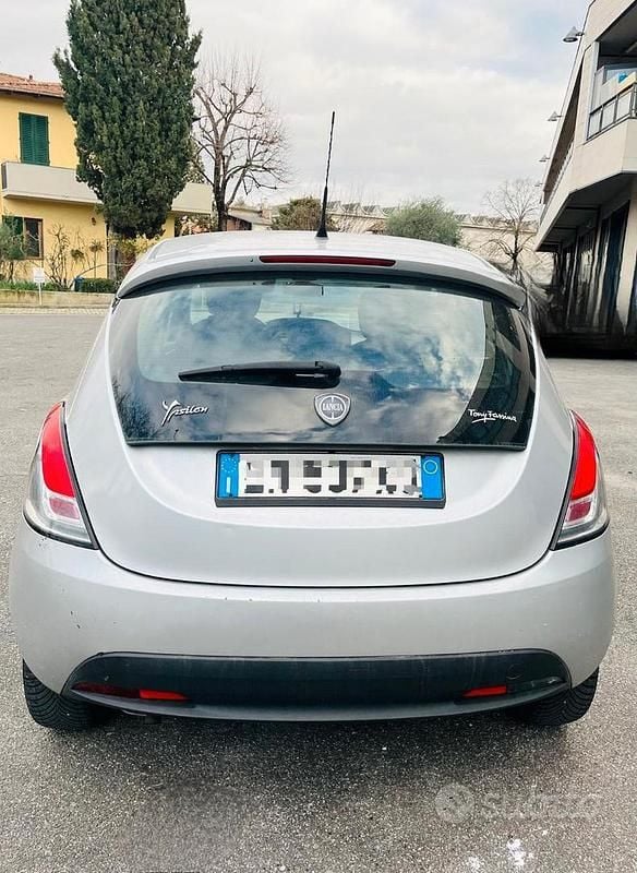 Usata Lancia Ypsilon 69 CV (50 kW) 2012 Grigio Utilitaria