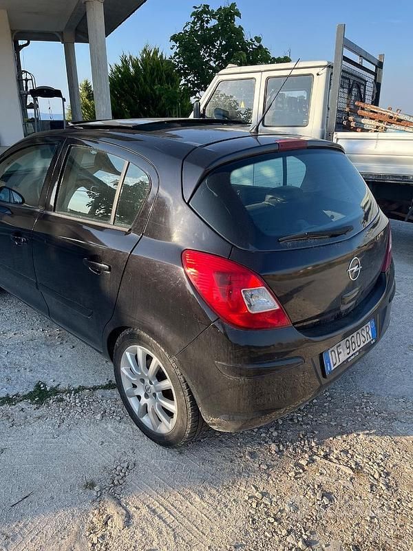 Usata Opel Corsa 90 CV (66 kW) 2007 Nero Utilitaria