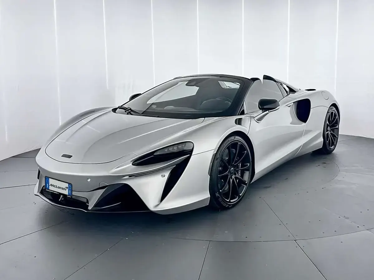 Nuova McLaren Artura 700 CV (514 kW) 2026 Argento Cabrio