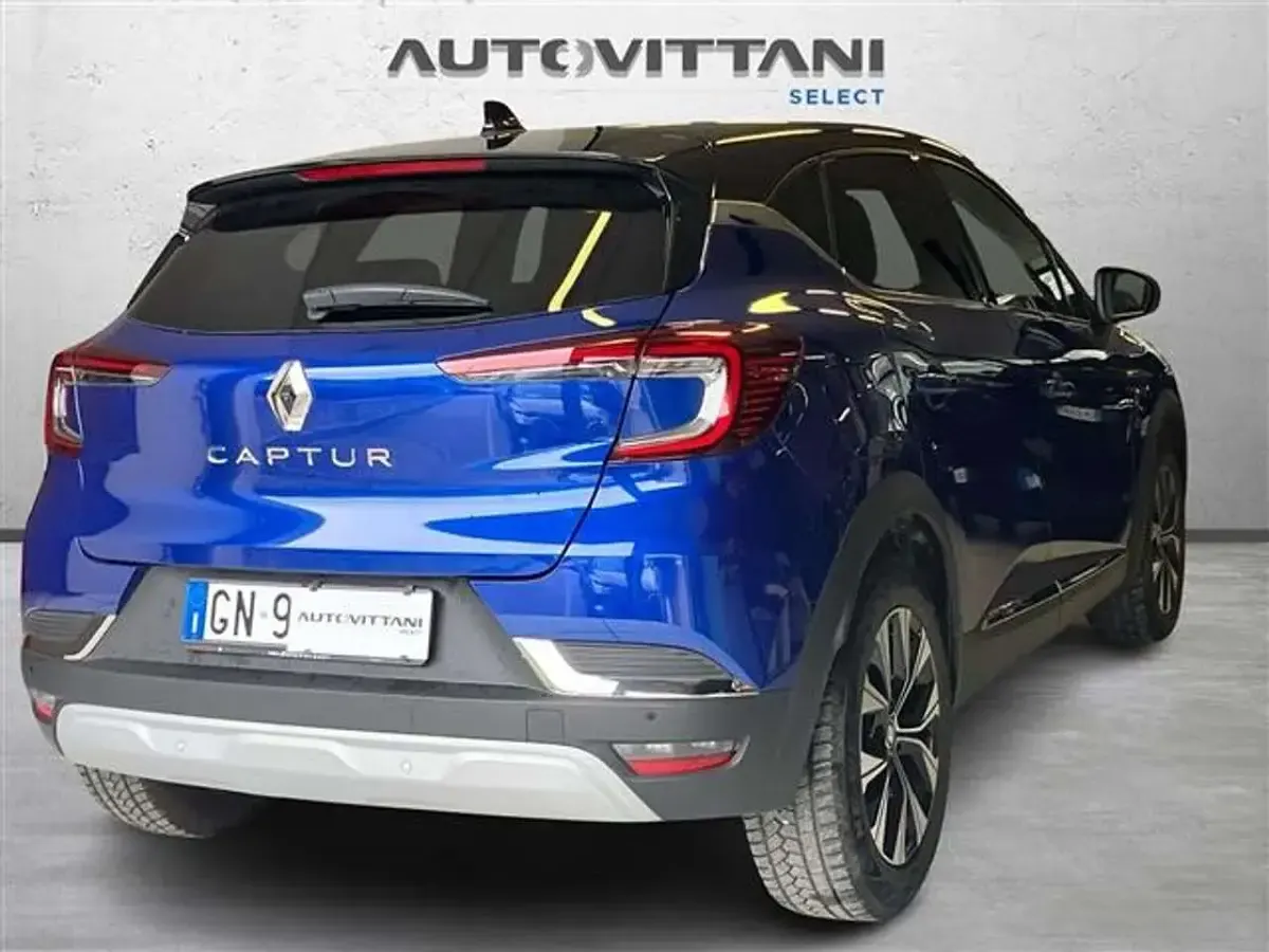 Usata Renault Captur Intens 101 CV (74 kW) 2023 Blu scuro SUV