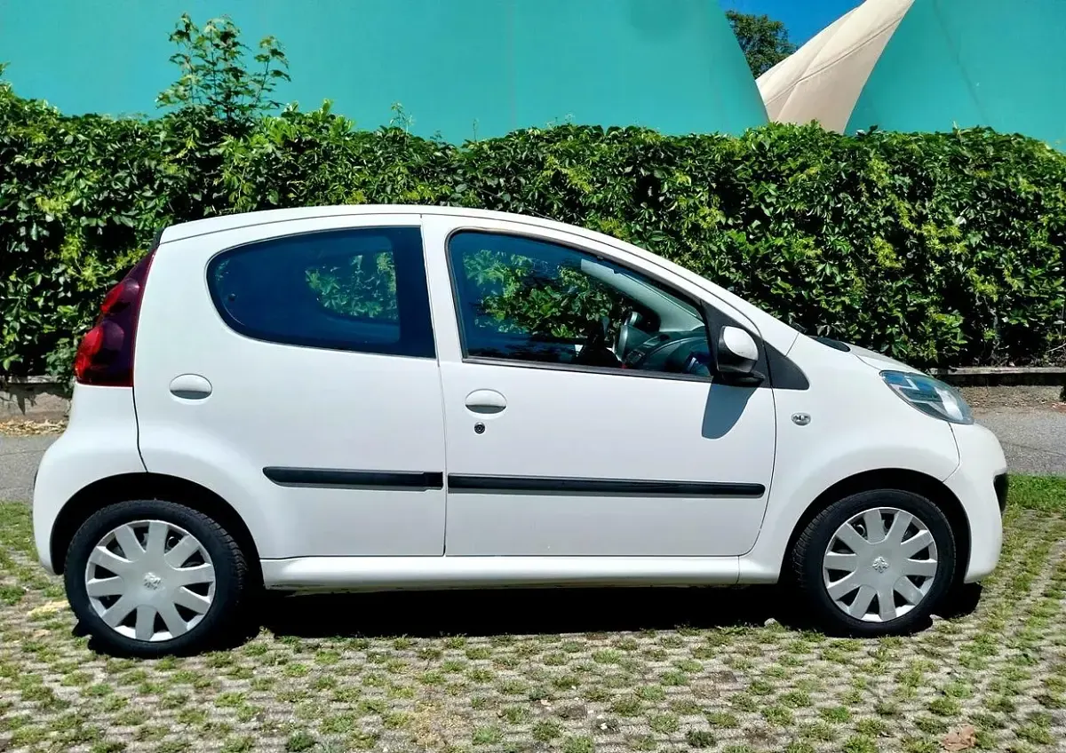Usata Peugeot 107 68 CV (50 kW) 2013 Bianco Utilitaria