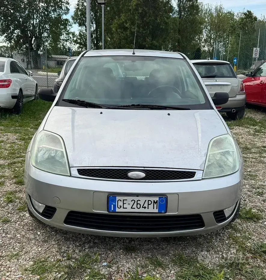 Usata Ford Fiesta Ghia 75 CV (55 kW) 2003 Grigio Utilitaria