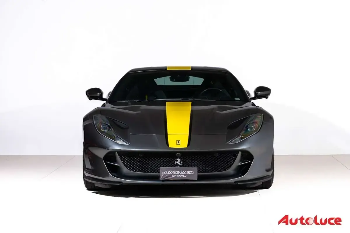Usata Ferrari 812 799 CV (587 kW) 2020 Silverstone  livrea adesiva Coupé