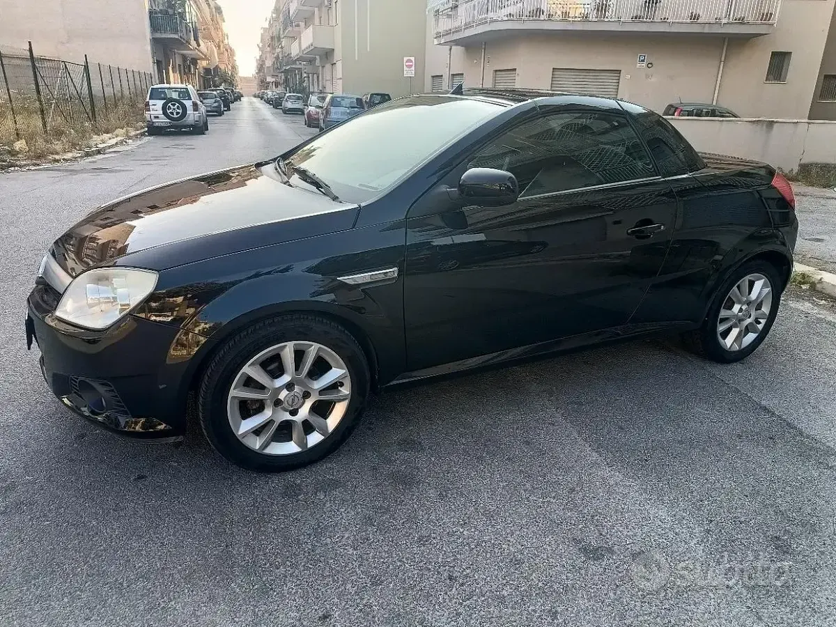 Usata Opel Tigra 69 CV (50 kW) 2006 Nero Cabrio