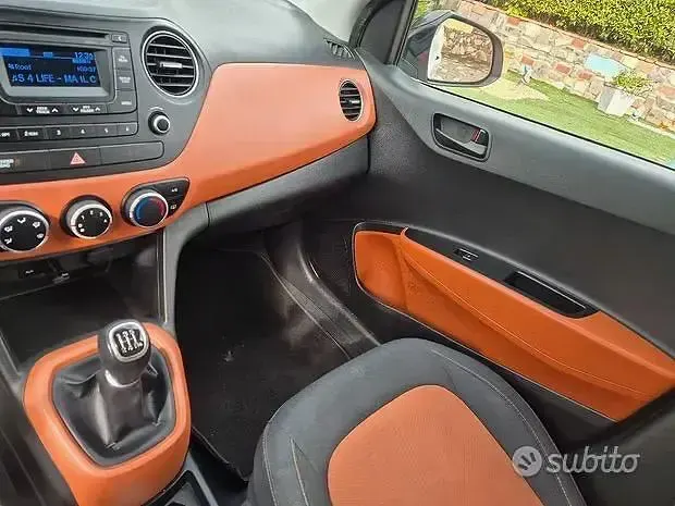 Usata Hyundai i10 66 CV (48 kW) 2016 Rosso Utilitaria