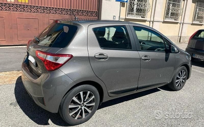 Usata Toyota Yaris Hybrid 73 CV (53 kW) 2017 Grigio Utilitaria