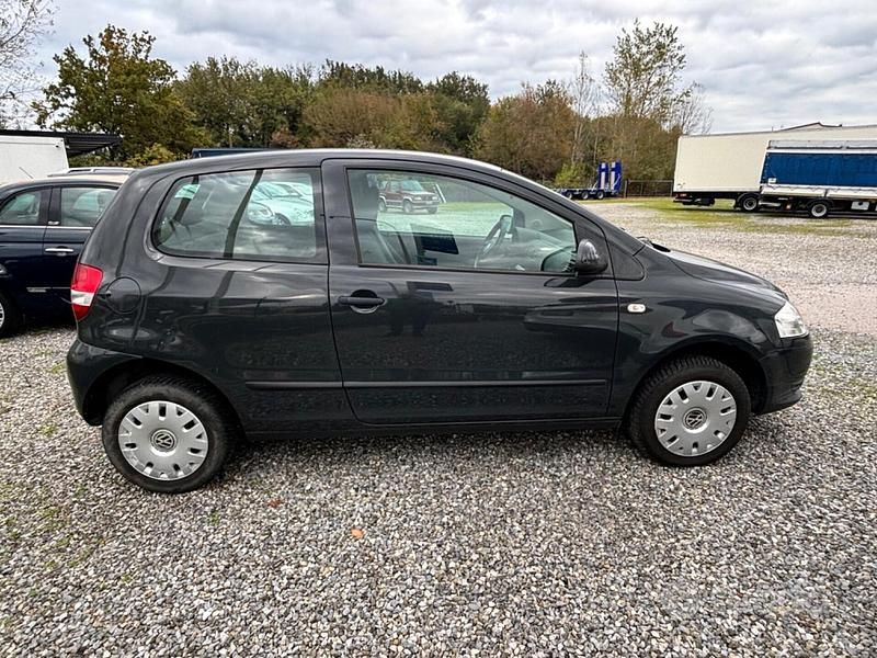 Begagnad VW Fox 70 HK (51 kW) 2008 Grå Halvkombi