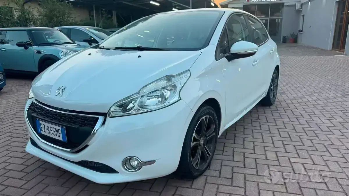 Usata Peugeot 208 Allure 75 CV (55 kW) 2015 Bianco Utilitaria