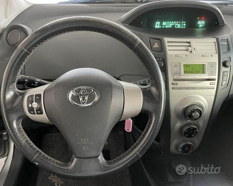 Usata Toyota Yaris Sol 87 CV (63 kW) 2007 Grigio Utilitaria