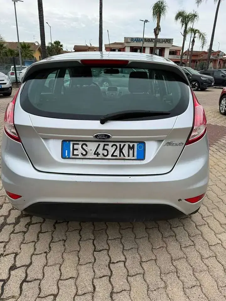 Usata Ford Fiesta Titanium 75 CV (55 kW) 2013 Argento Berlina